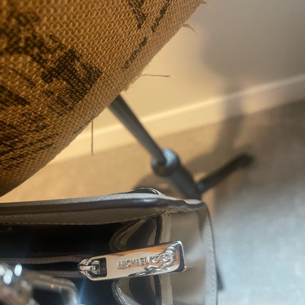 Micheal Kors Grey Crossbody - Picture 5 of 7